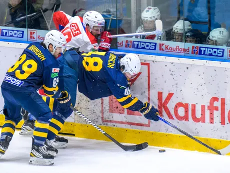 Dante Dannoun (Spišská Nová Ves), Haralds Egle (Liptovský Mikuláš) a Samuel Barcík (Spišská Nová Ves) počas zápasu 38. kola hokejovej Tipos extraligy.