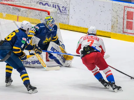 Samuel Barcík, brankár Mareks Mitens (obaja Spišská Nová Ves), Max Gerlach (Liptovský Mikuláš) počas zápasu 38. kola hokejovej Tipos extraligy.