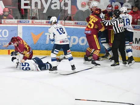 Potýčka medzi hráčmi v zápase 34. kola Tipos extraligy HK Dukla Trenčín - HK Nitra.