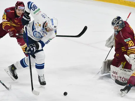 Zľava Matúš Hlaváč (Trenčín), Tomáš Hrnka (Nitra) a brankár Davis Gustavs Grigals (Trenčín) v zápase 34. kola Tipos extraligy HK Dukla Trenčín - HK Nitra.