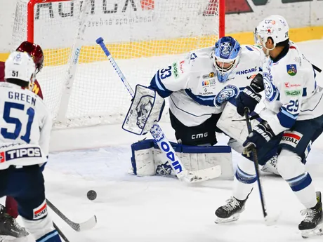 Zľava Luke Green (Nitra), Detar Gordon (Trenčín), brankár Libor Kašík (Nitra) a Sahir Gill (Nitra) v zápase 34. kola Tipos extraligy HK Dukla Trenčín - HK Nitra.