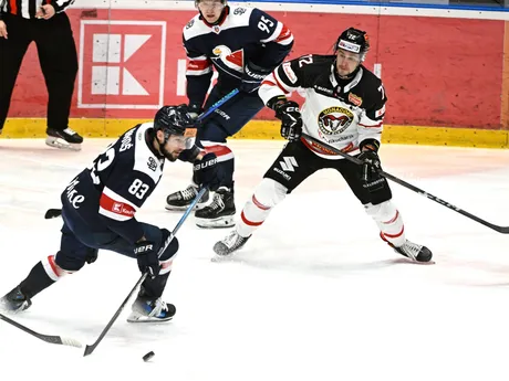 Zľava Martin Bakoš, Jonáš Peterek (obaja Slovan) a Lukáš Kozák (Bystrica) v zápase 34. kola Tipos extraligy HC Slovan Bratislava - HC MONACObet Banská Bystrica.