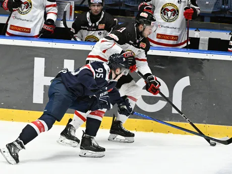 V popredí Jonáš Peterek (Slovan) a Tomáš Matoušek (Bystrica) v zápase 34. kola Tipos extraligy HC Slovan Bratislava - HC MONACObet Banská Bystrica.