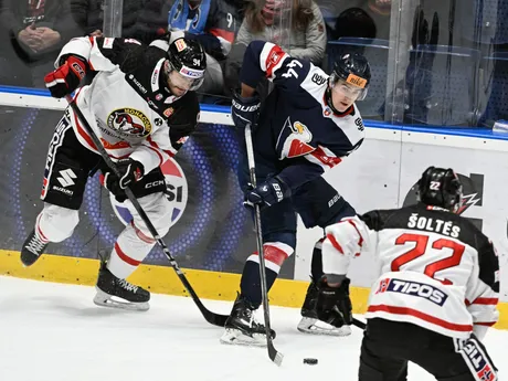 Uprostred Mitchell Mckenna (Slovan), vľavo Alex Výhonský a vpravo David Šoltés (obaja Bystrica) v zápase 34. kola Tipos extraligy HC Slovan Bratislava - HC MONACObet Banská Bystrica.