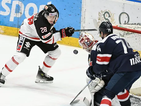 Zľava Andrej Kukučka (Bystrica), brankár Henri Kiviaho a Boris Brincko (obaja Slovan) v zápase 34. kola Tipos extraligy HC Slovan Bratislava - HC MONACObet Banská Bystrica.