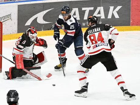 Uprostred Radovan Puliš (Slovan), vpravo Vojtech Zeleňák a vľavo brankár Dominik Hrachovina (obaja Bystrica) v zápase 34. kola Tipos extraligy HC Slovan Bratislava - HC MONACObet Banská Bystrica.