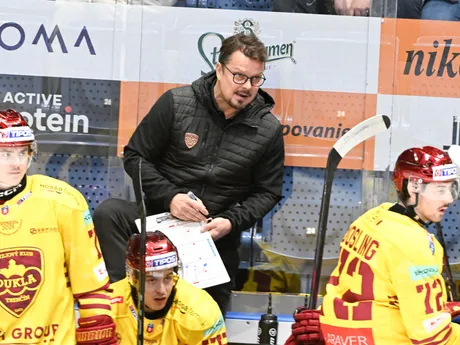 Tréner Trenčína Tommi Hämäläinen v 35. kole Tipos extraligy HC Slovan Bratislava - HK Dukla Trenčín.