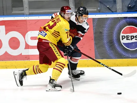 Vľavo Sean Josling (trenčín) a vpravo Mitchell Mckenna Hoelscher (Slovan) v 35. kole Tipos extraligy HC Slovan Bratislava - HK Dukla Trenčín.