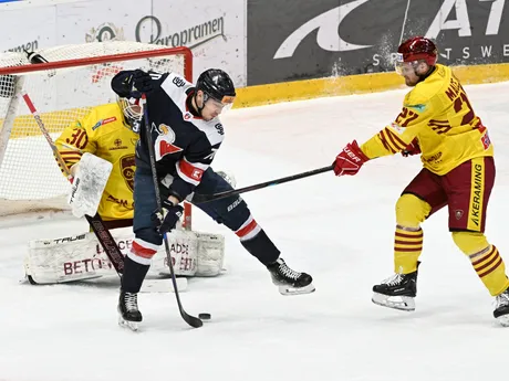 V popredí vľavo Adam Lukošík (Slovan) a vpravo Miroslav Macejko (Trenčín) v 35. kole Tipos extraligy HC Slovan Bratislava - HK Dukla Trenčín.