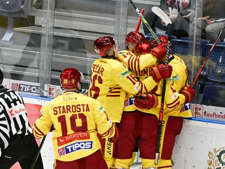 Radosť hráčov Trenčína po strelení tretieho gólu v 35. kole Tipos extraligy HC Slovan Bratislava - HK Dukla Trenčín.