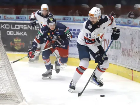 Zľava Adam Kobolka (Zvolen) a Martin Bakoš (Slovan) počas zápasu 36. kola Tipos extraligy HKM Zvolen - HC Slovan Bratislava.