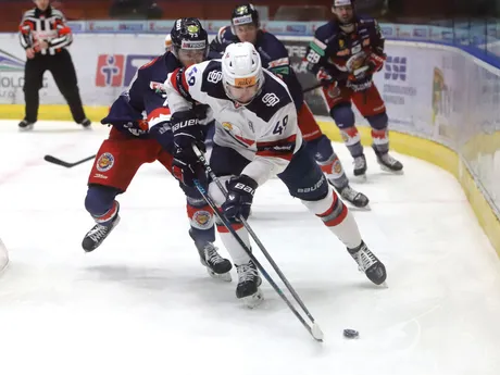 Zľava Michal Beňo (Zvolen) a Samuel Takáč (Slovan) počas zápasu 36. kola Tipos extraligy HKM Zvolen - HC Slovan Bratislava.