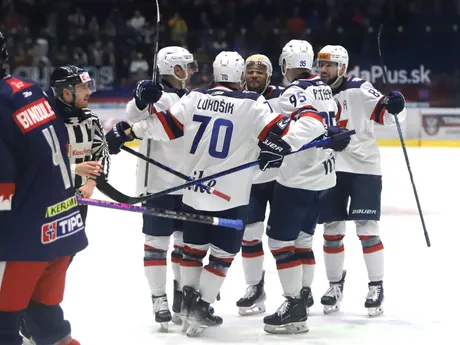 Gólová radosť hokejistov Slovana počas zápasu 36. kola Tipos extraligy HKM Zvolen - HC Slovan Bratislava.