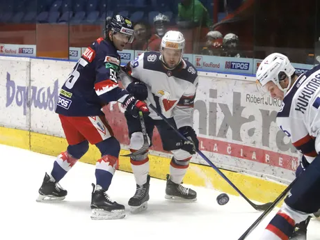 Zľava Adam Kobolka (Zvolen) a Peter Bjalončík (Slovan) počas zápasu 36. kola Tipos extraligy HKM Zvolen - HC Slovan Bratislava.