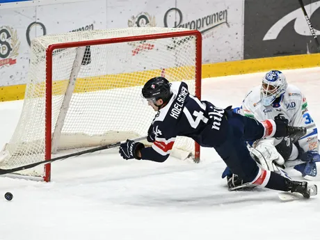 Mitchell Hoelscher (Slovan) a brankár Adam Vay (Poprad) počas zápasu 38. kola Tipos extraligy.