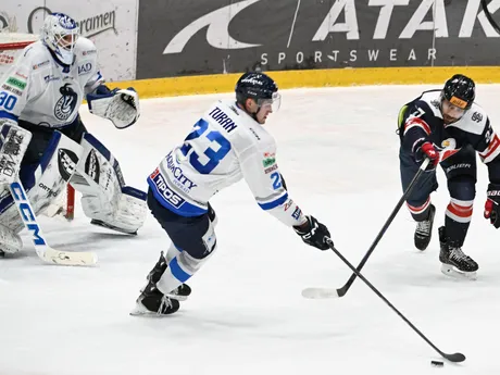 Radovan Bondra (Slovan), Oliver Turan a brankár Adam Vay (obaja Poprad) počas zápasu 38. kola Tipos extraligy.