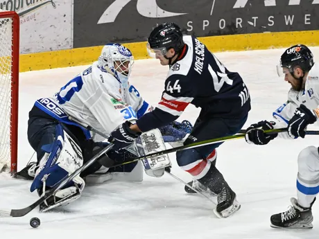 Adam Vay (Poprad), Mitchell Hoelscher (Slovan) a Jacob Cardwell (Poprad) počas zápasu 38. kola Tipos extraligy.