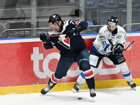 Branislav Kubka (Slovan) a Andrew Calof (Poprad) počas zápasu 38. kola Tipos extraligy.