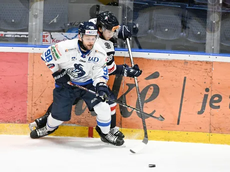 Peter Bjalončík (Poprad) a Austin Ryan Ortega (Slovan) počas zápasu 38. kola Tipos extraligy.