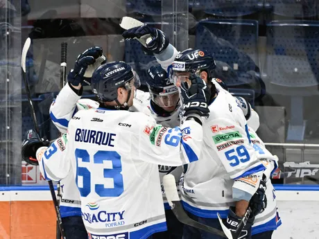 Radosť hráčov Popradu po strelení gólu počas zápasu 38. kola Tipos extraligy HC Slovan Bratislava - HK Poprad.