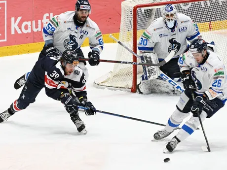 Liam Pecararo (Slovan) a vpravo Tomáš Török (Poprad) počas zápasu 38. kola Tipos extraligy.