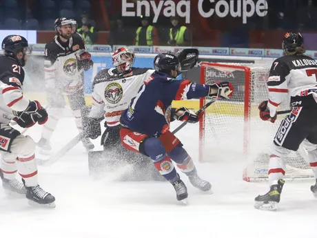 Situácia pred bránou Banskej Bystrice počas zápasu 41. kola Tipos extraligy HKM Zvolen - HC MONACObet Banská Bystrica.