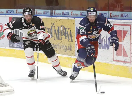 Zľava Reece Scarlett (Banská Bystrica) a Peter Zuzin (Zvolen) počas zápasu 41. kola Tipos extraligy HKM Zvolen - HC MONACObet Banská Bystrica.