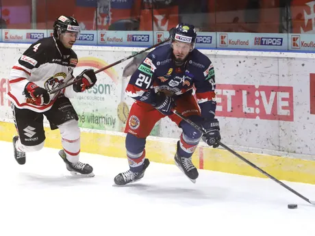 Zľava Gabriel Chicoine (Banská Bystrica) a Peter Zuzin (Zvolen) počas zápasu 41. kola Tipos extraligy HKM Zvolen - HC MONACObet Banská Bystrica.