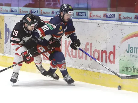 Zľava Oliver Voyer (Banská Bystrica) a Lukáš Lunter (Zvolen) počas zápasu 41. kola Tipos extraligy HKM Zvolen - HC MONACObet Banská Bystrica.