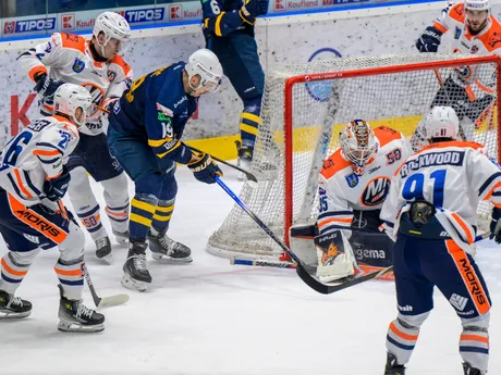 Ondřej Slováček, Albert Michnáč (obaja Michalovce), Branislav Rapáč (Spišská Nová Ves), brankár Vladimír Glosár a Adam Rockwood (obaja Michalovce) počas zápasu 43. kola hokejovej Tipos extraligy.