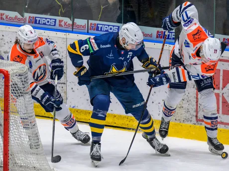 Jarid Dainius Lukosevicius (Michalovce), Dávid Romaňák (Spišská Nová Ves), Topi Rönni (Michalovce) počas zápasu 43. kola hokejovej Tipos extraligy.