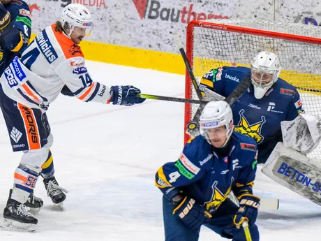 Jarid Dainius Lukosevicius (Michalovce), Nerijus Ališauskas a brankár Štefan Valluš (obaja Spišská Nová Ves) počas zápasu 43. kola hokejovej Tipos extraligy.