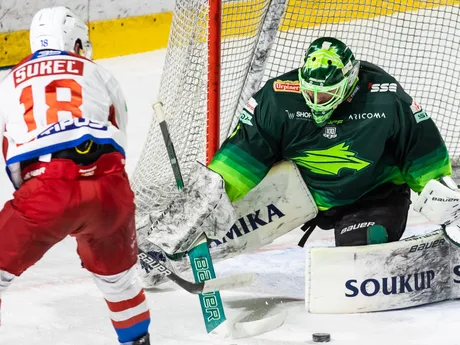 Sprava brankár Connor LaCouvée (Žilina) a Jakub Sukeľ (Liptovský Mikuláš) počas zápasu 37. kola Tipos extraligy Vlci Žilina - HK 32 Liptovský Mikuláš.