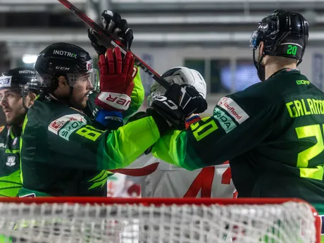 Vpopredí zľava Erik Rajnoha (Žilina), Martin Reway (Liptovský Mikuláš) a Peter Galamboš (Žilina) počas zápasu 37. kola Tipos extraligy Vlci Žilina - HK 32 Liptovský Mikuláš.