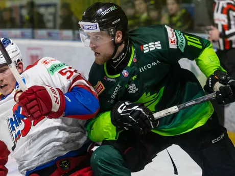 Sprava Miroslav Mucha (Žilina) a Callan Hayden Foote (Liptovský Mikuláš) bojujú o puk počas zápasu 37. kola Tipos extraligy Vlci Žilina - HK 32 Liptovský Mikuláš.