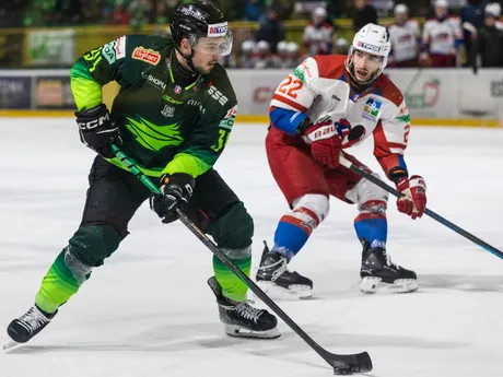 Zľava Jozef Baláž (Žilina) a Marek Vankúš (Liptovský Mikuláš) bojujú o puk počas zápasu 37. kola Tipos extraligy Vlci Žilina - HK 32 Liptovský Mikuláš.