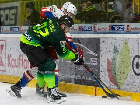 Zľava Jakub Kolenič (Žilina) a Dominik Jendroľ (Liptovský Mikuláš) bojujú o puk v zápase 37. kola Tipos extraligy Vlci Žilina - HK 32 Liptovský Mikuláš.