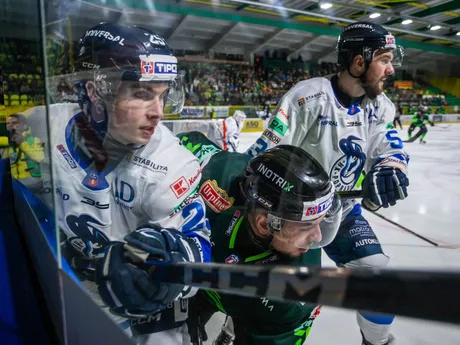 Zľava Markus Suchý (Poprad), Jozef Baláž (Žilina) a Jacob Cardwell (Poprad) v zápase 42. kola Tipos extraligy medzi Vlci Žilina - HK Poprad.