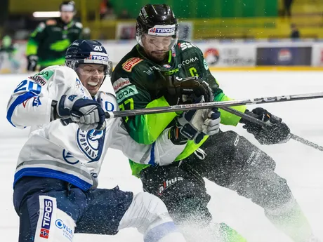 Sprava Rastislav Dej (Žilina) a Peter Kundrik (Poprad) v zápase 42. kola Tipos extraligy medzi Vlci Žilina - HK Poprad.