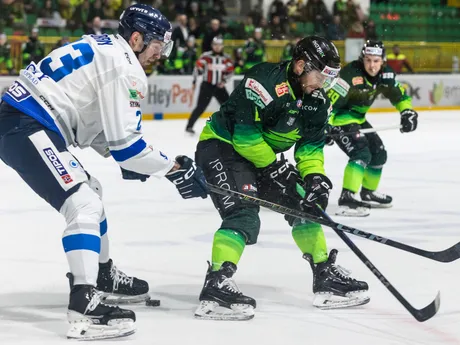 Sprava Patrik Koyš (Žilina) a Oliver Turan (Poprad) v zápase 42. kola Tipos extraligy medzi Vlci Žilina - HK Poprad.