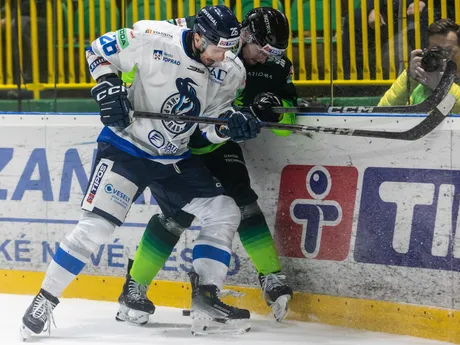 Sprava Marek Korenčík (Žilina) a Tomáš Török (Poprad) v zápase 42. kola Tipos extraligy medzi Vlci Žilina - HK Poprad.