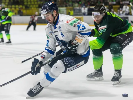 Sprava Miroslav Mucha (Žilina) a Oliver Turan (Poprad) v zápase 42. kola Tipos extraligy medzi Vlci Žilina - HK Poprad.