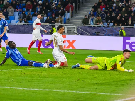 Zľava Sharani Zuberu, Jamie Leweling a brankár Dominik Takáč po góle v zápase ŠK Slovan Bratislava - VfB Stuttgart v 7. kole ligovej fázy Ligy majstrov.