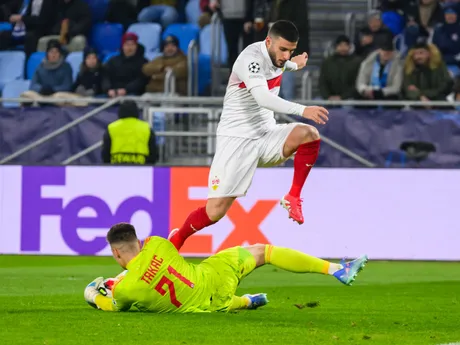 Brankár Dominik Takáč a Deniz Undav v zápase ŠK Slovan Bratislava - VfB Stuttgart v 7. kole ligovej fázy Ligy majstrov.