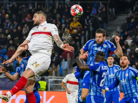 Jeff Chabot (vľavo) a Kevin Wimmer v zápase ŠK Slovan Bratislava - VfB Stuttgart v 7. kole ligovej fázy Ligy majstrov.