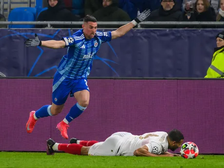 Zľava Róbert Mak (Slovan) a Josha Vagnaman (Stuttgart) počas zápasu ŠK Slovan Bratislava - VfB Stuttgart v 7. kole ligovej fázy Ligy majstrov.