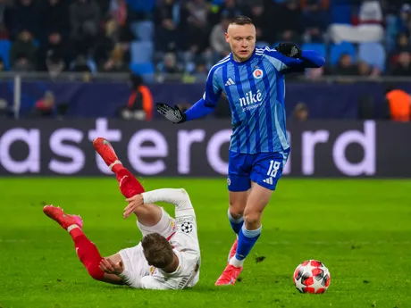 Zľava Maximilian Mittelstädt (Stuttgart) a Nino Marcelli (Slovan) počas zápasu ŠK Slovan Bratislava - VfB Stuttgart v 7. kole ligovej fázy Ligy majstrov.