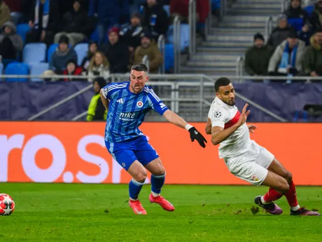 Zľava Róbert Mak (Slovan) a Josha Vagnaman (Stuttgart) počas zápasu ŠK Slovan Bratislava - VfB Stuttgart v 7. kole ligovej fázy Ligy majstrov.