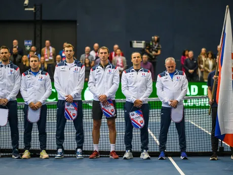 Tím Slovenska, zľava Norbert Gombos, Alex Molčan, Miloš Karol, Lukáš Klein, Jozef Kovalík a kapitán slovenského tímu Tibor Tóth pred úvodnými dvojhrami 1. kola kvalifikácie Davisovho pohára Chorvátsko - Slovensko.