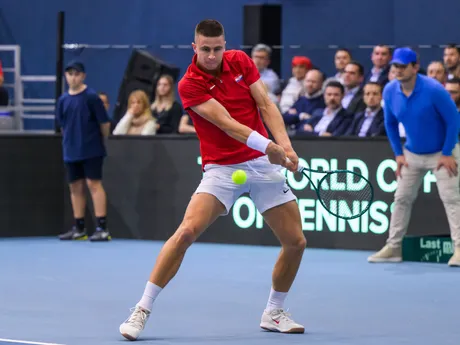 Duje Ajdukovič  odvracia loptičku Slovákovi Lukášovi Kleinovi v úvodnej dvojhre 1. kola kvalifikácie Davisovho pohára Chorvátsko - Slovensko.